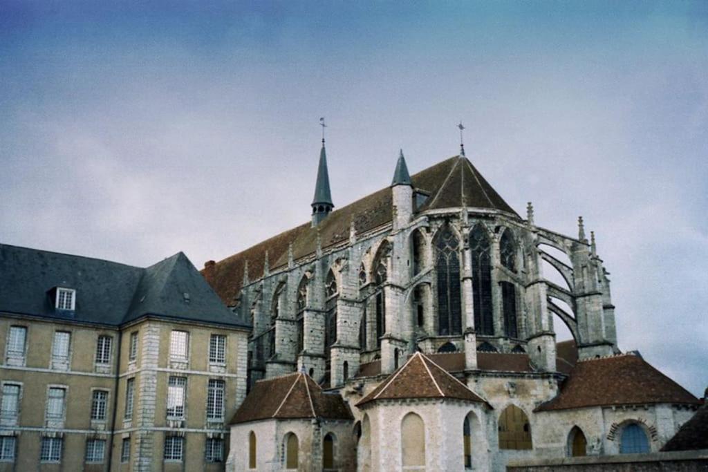 Charmant Studio A Deux Pas De La Cathedrale Chartres Exterior photo